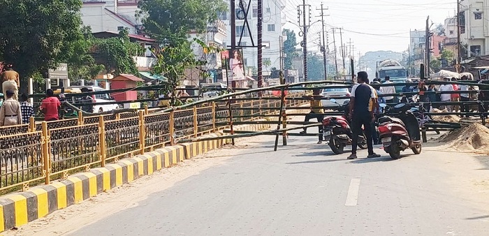 ত্রিপুরায় বাংলাদেশিদের জন্য হোটেল বন্ধ, আগরতলা চেকপোস্টের সামনে বাঁশের বেড়া