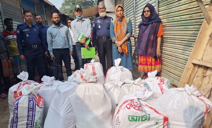 চাঁদপুরে ৪ প্রতিষ্ঠান থেকে নিষিদ্ধ পলিথিন জব্দ