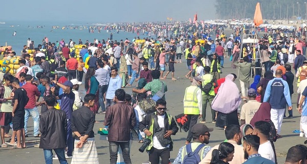 টানা ছুটিতে কক্সবাজারে পর্যটকের ঢল, খালি নেই হোটেল-মোটেলের রুম