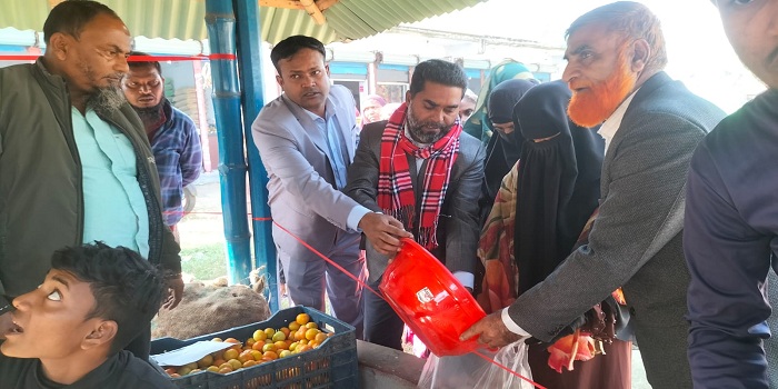 গরিব অসহায় মানুষের মাঝে স্বল্পমূল্যে কাঁচামাল বিতরণ