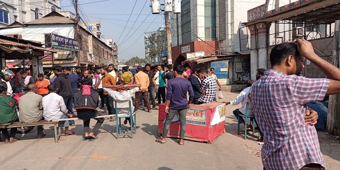 গাজীপুরে বকেয়া বেতনের দাবিতে শ্রমিকদের সড়ক অবরোধ