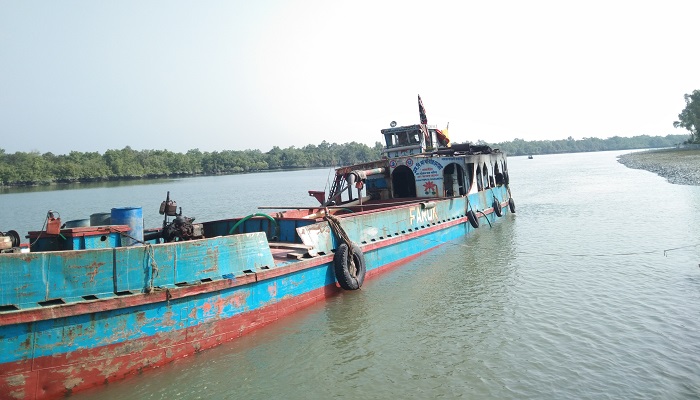 থাম‌ছে না শাকবাড়িয়া নদী থেকে বালু উত্তোলন, হুমকিতে বেড়িবাঁধ ও ফসলি জমি