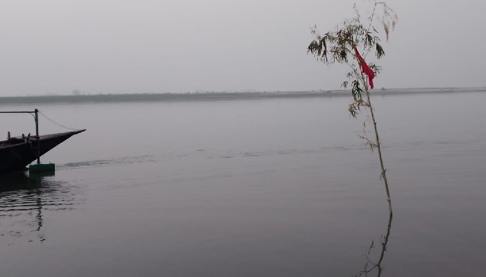 নদীতে ঝান্ডা উড়িয়ে কোটি কোটি টাকার মৎস্যসম্পদ দখল স্বার্থান্বেষীদের