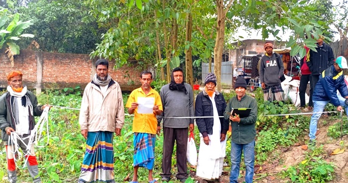 কুমিল্লায় কৃষকের ক্রয়কৃত জমিতে যেতে বাধা দেয়ার অভিযোগ