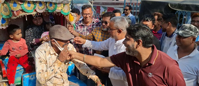 তারেক রহমান ও সালাম পিন্টুর মুক্তিতে টাঙ্গাইলে মিষ্টি বিতরণ