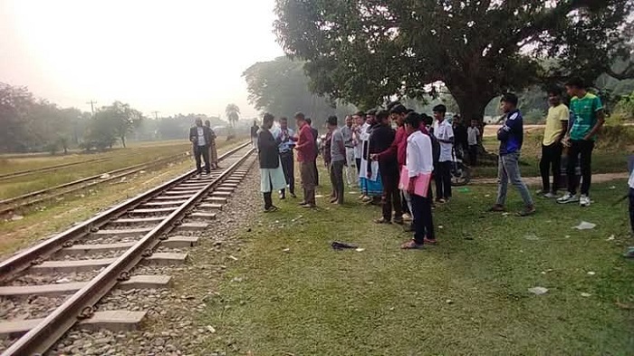 শ্রীপুরে শিশু সন্তানসহ চলন্ত ট্রেনের নিচে ঝাঁপ দিয়ে মায়ের আত্মহত্যা