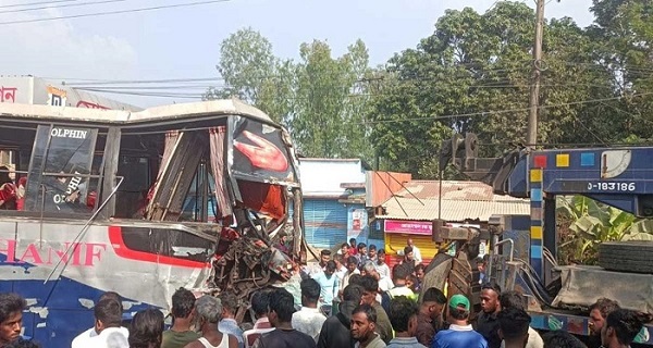 চট্টগ্রামে তিন গাড়ির সংঘর্ষ, আহত ২০