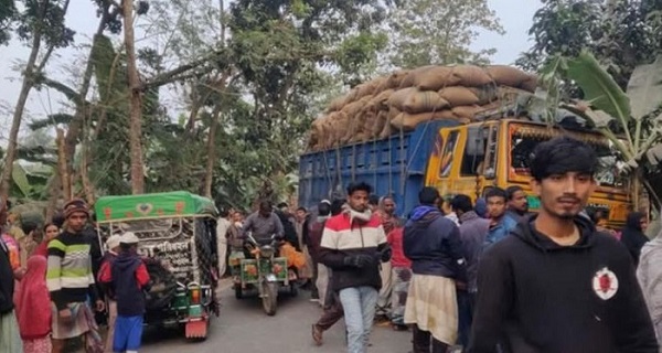 নওগাঁয় ট্রাক-মোটরসাইকেল সংঘর্ষ, নিহত ৩