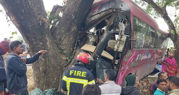 বাবা-ছেলেসহ একদিনেই সড়কে ঝরল ২০ প্রাণ