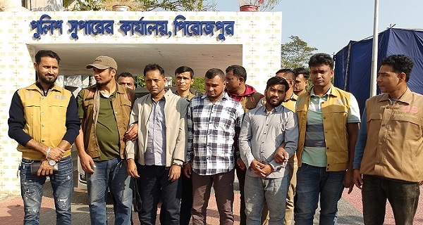 হ্যান্ডকাফ-ওয়াকিটকিসহ ৩ ভুয়া র‍্যাব সদস্য গ্রেফতার