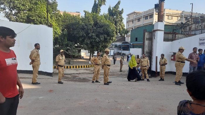 গাজীপুরে ইসলাম গ্রুপ কর্মকর্তাদের সাথে শ্রমিকদের ধাওয়া-পাল্টা ধাওয়া