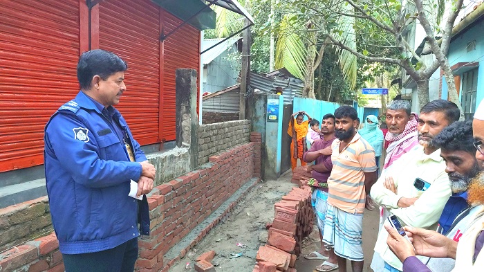 খলিসাঢুলি এলাকায় বসতবাড়ির প্রবেশপথ বন্ধ করে দেয়াল নির্মাণ