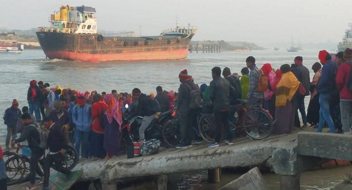 ঝুঁকিপূর্ণ মোংলা খেয়া পারাপারে চরম দুর্ভোগ, সংস্কারের দাবি স্থানীয়দের