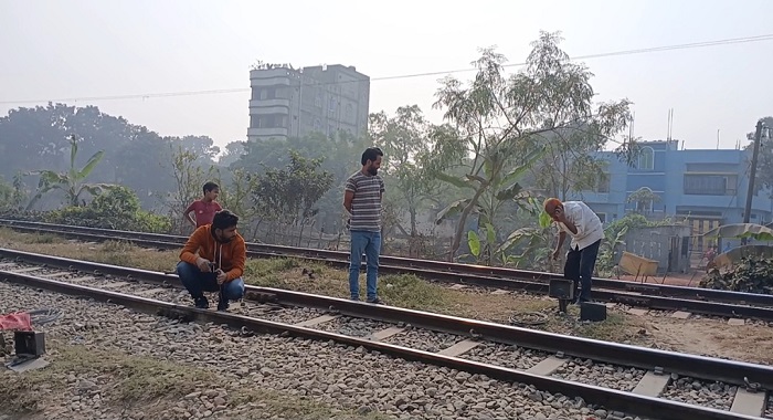 ব্রাহ্মণবাড়িয়ায় ট্রেনের সিগনাল তার চুরি: যাত্রীদের ভোগান্তি