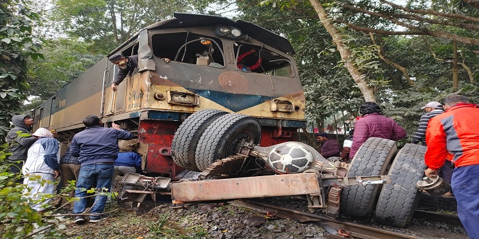 সরিষাবাড়ীতে ট্রেন-ট্রাক সংঘর্ষ, ট্রেনচালকসহ আহত ৪