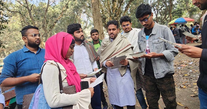 ইবিতে বৈষম্যবিরোধী ছাত্র আন্দোলনের গণসংযোগ ও লিফলেট বিতরণ