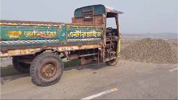 বাগেরহাটে নিয়ন্ত্রণ হারিয়ে পাথরের স্তুপে নসিমন, চালকসহ নিহত ২