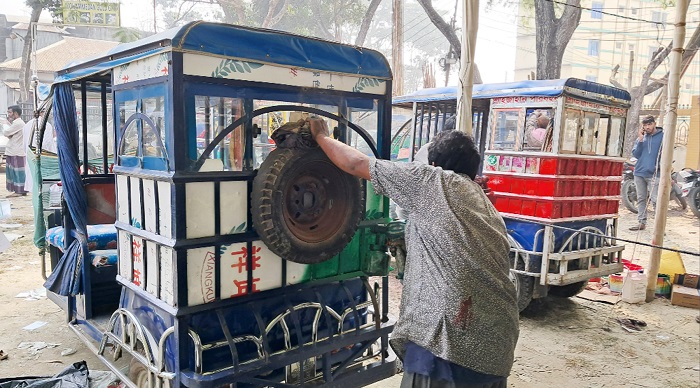 চাঁদপুরের যানজট নিরসনে পৌরসভায় চলবে দুই রঙের ইজিবাইক