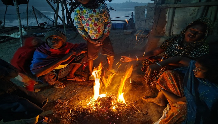 আগুন জ্বালিয়ে শীত নিবারণের চেষ্টা উপকূলের মানুষের