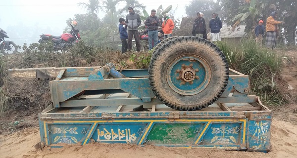 শেরপুরে বালুভর্তি মাহিন্দ্র উল্টে চালকের মৃত্যু