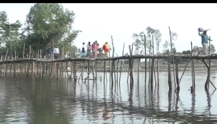 কুড়িগ্রামে একটি সেতুর অভাবে কয়েক লাখ মানুষের দুর্ভোগ