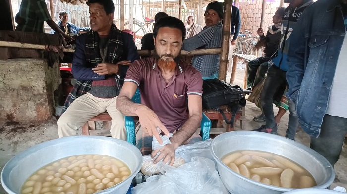 ২ কেজি ওজনের ‘বালিশ’ মিষ্টি আকৃষ্ট করছে ক্রেতাদের