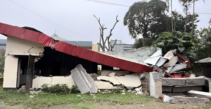 প্রতিষ্ঠাবার্ষিকীতে বাকৃবি ছাত্রলীগের পার্টি অফিস গুড়িয়ে দিলো শিক্ষার্থীরা