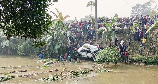 ফরিদপুরে মাইক্রোবাসে ট্রেনের ধাক্কা, নিহত ৫