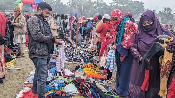 বাগেরহাটে শীতবস্ত্রের চাহিদা তুঙ্গে, ফুটপাতের দোকানে কেনাকাটার ধুম